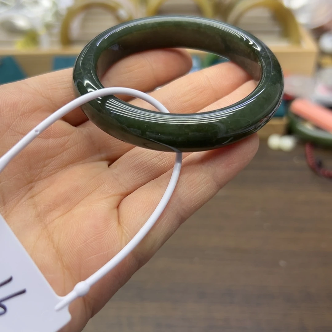 和田玉未镶嵌手镯53.2圈围914瑕