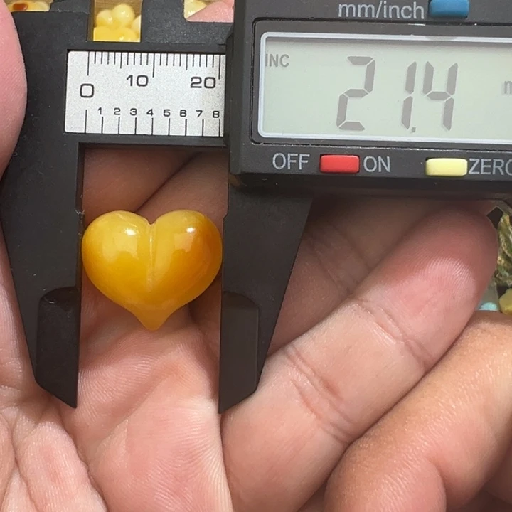 未镶嵌琥珀裸石2.66克屁桃