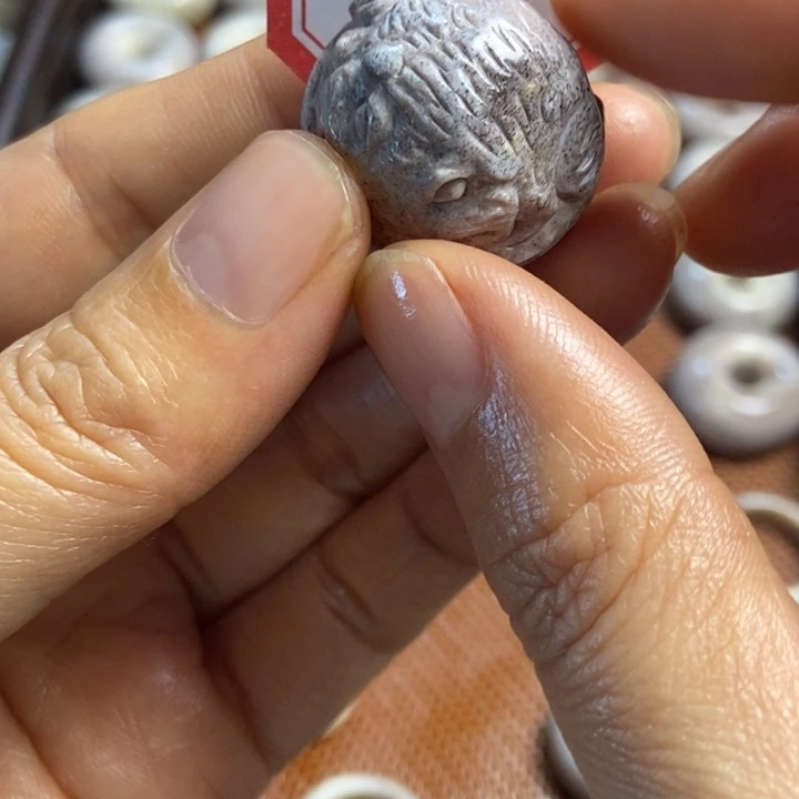 配饰鹿角雕刻一个福利出