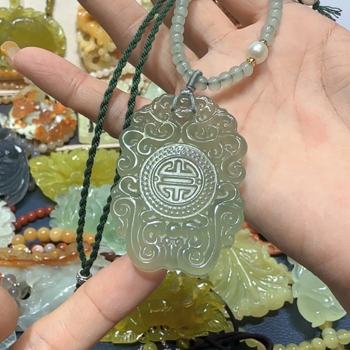未镶嵌蛇纹石玉吊坠