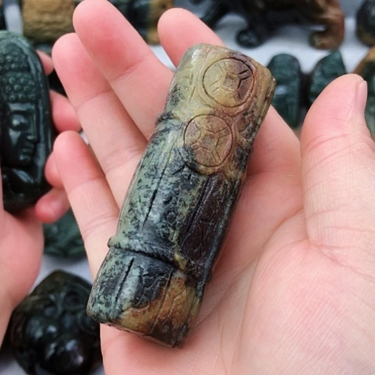 未镶嵌岫岩河磨玉（透闪石质玉）把件