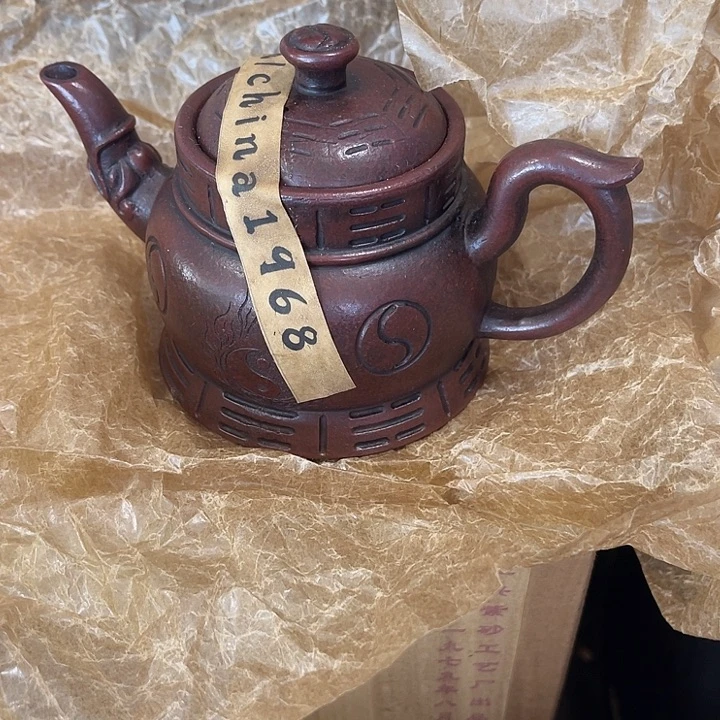 茶壶紫泥原矿泥料手工制作的一把紫砂壶。