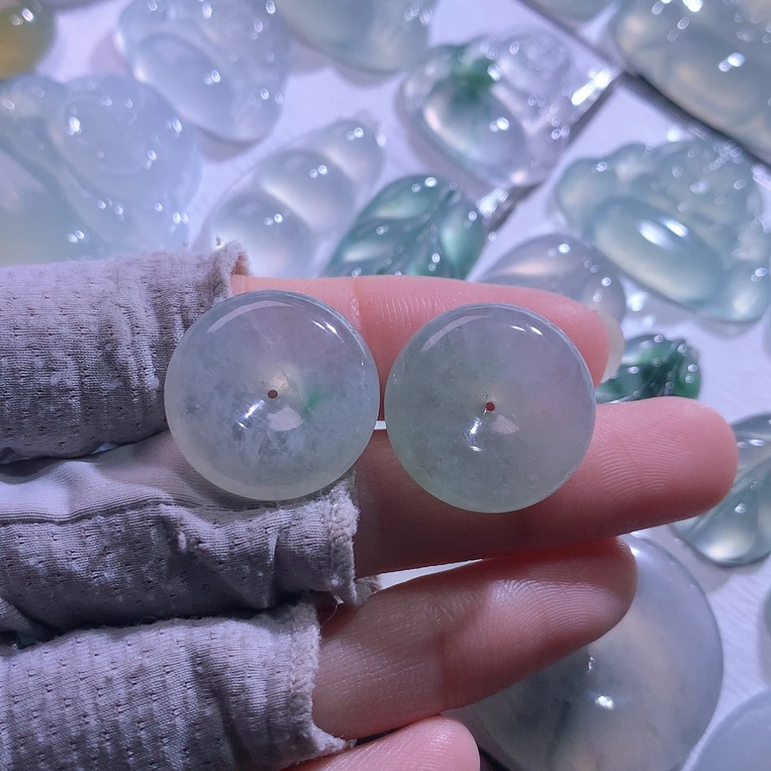 翡翠未镶嵌颈饰一对