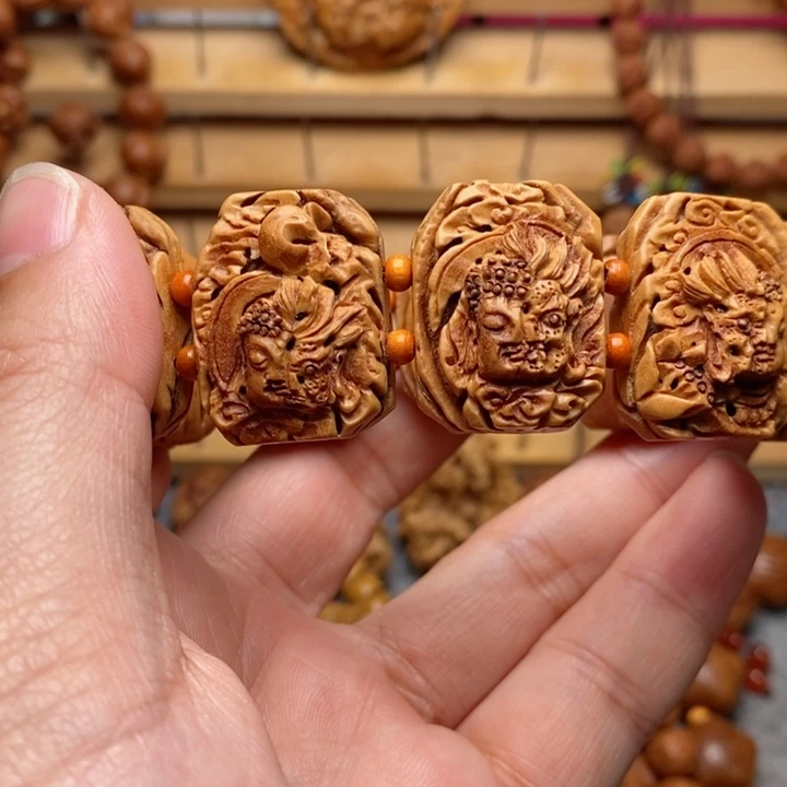 倾**雨桃核手工雕刻一念佛手牌