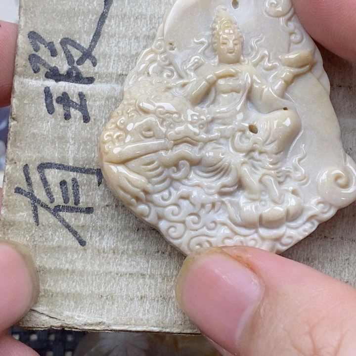颈饰未镶嵌硅化珊瑚（珊瑚玉）灯**珊