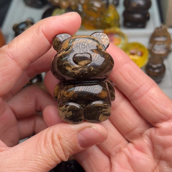 琥珀未镶嵌颈饰熊