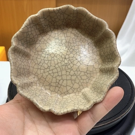 摆件有*哥窑米黄釉葵口冼