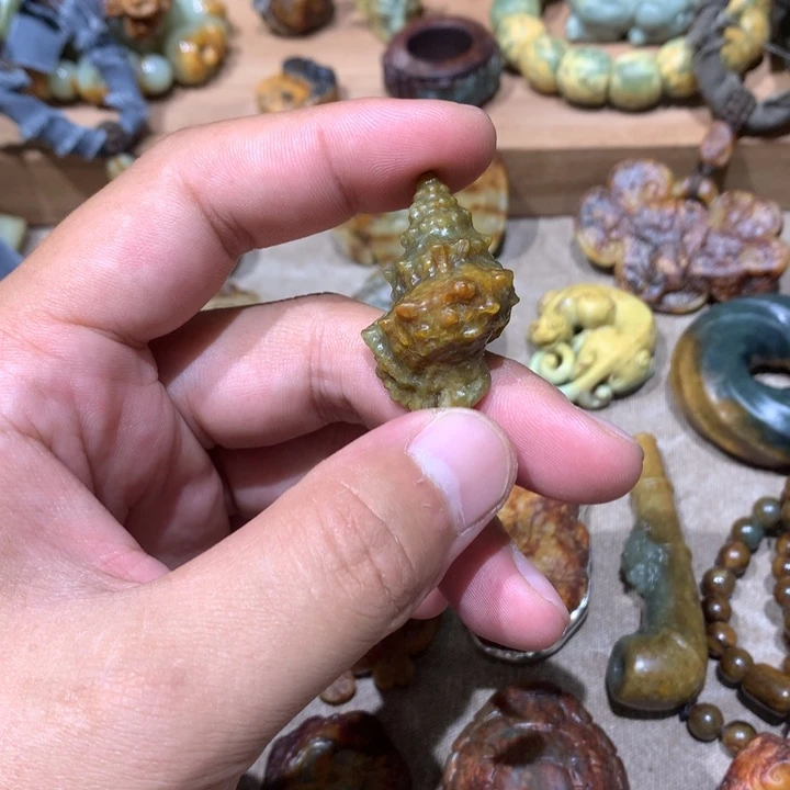 未镶嵌岫岩河磨玉（透闪石质玉）挂件