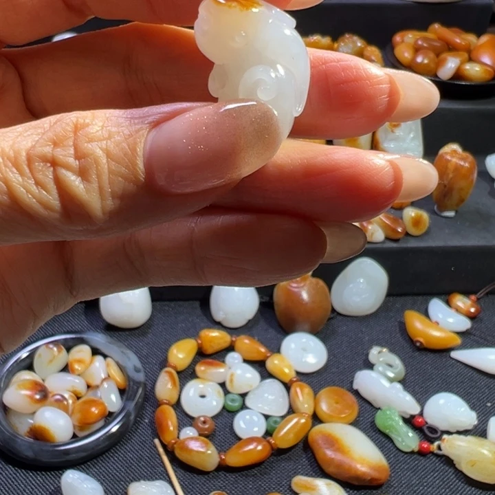 铭***宸和田玉未镶嵌颈饰