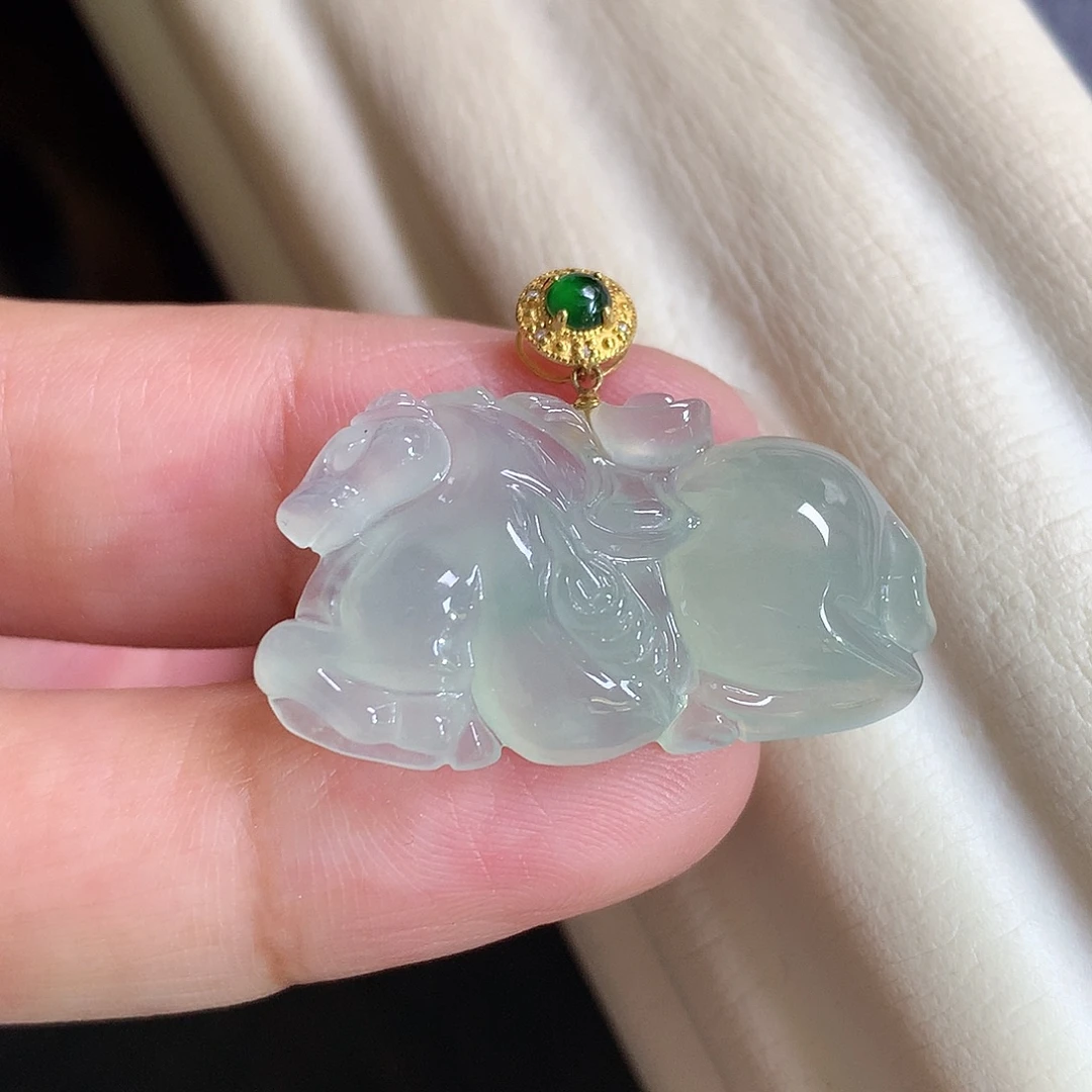 翡翠18K金镶嵌颈饰唐马