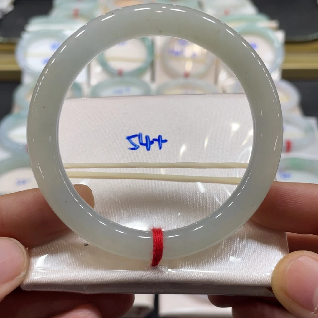 翡翠手镯未镶嵌翡翠手镯