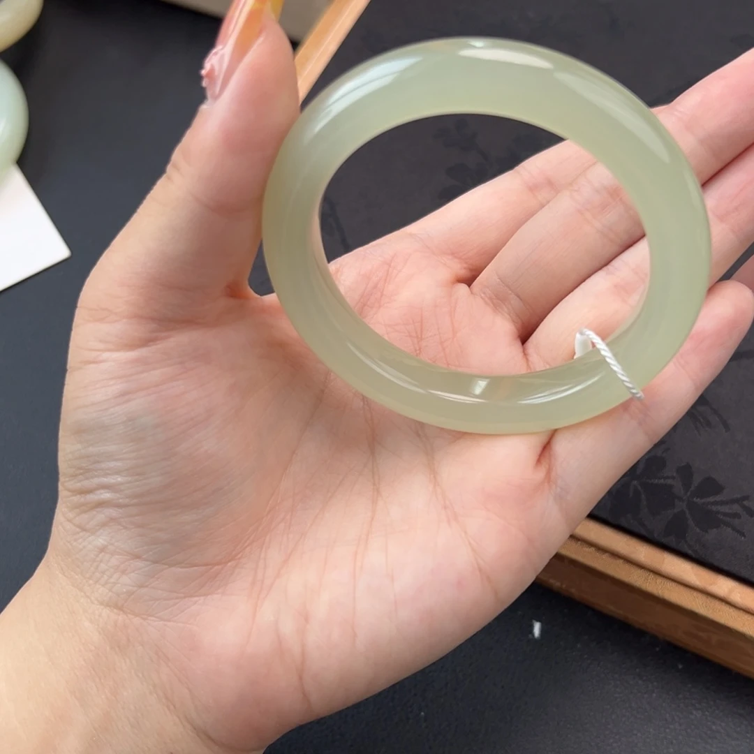 和田玉手镯未镶嵌正色青提