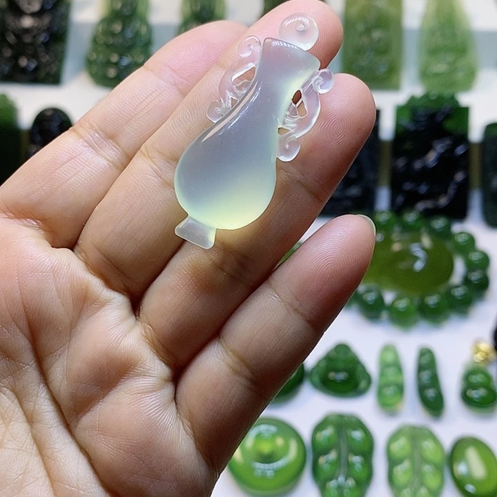 蛇纹石玉颈饰未镶嵌