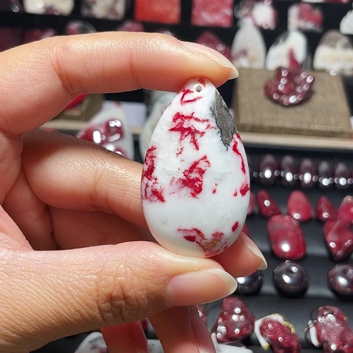 天然辰砂原石晶体吊坠