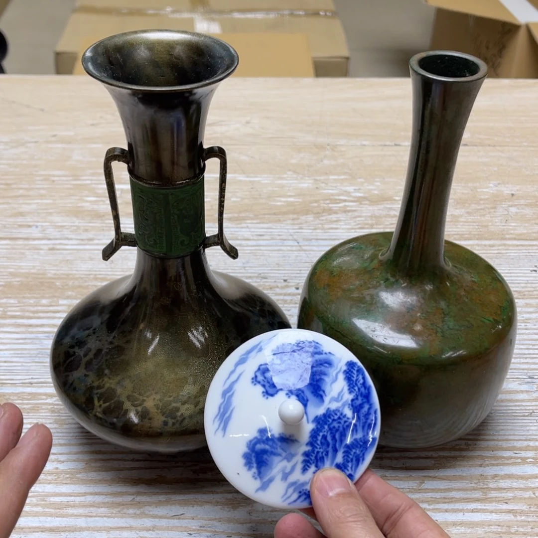 瓷片山*密密麻麻地排列着一个大