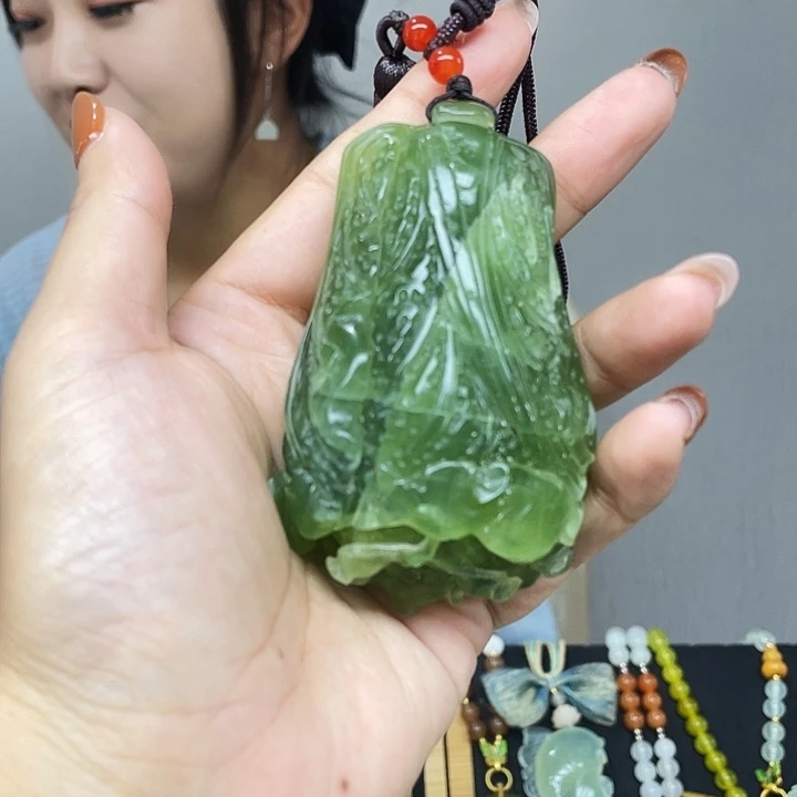 来***水未镶嵌蛇纹石玉颈饰