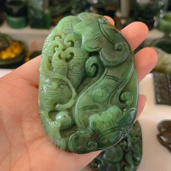 蛇纹石玉颈饰未镶嵌?****狂