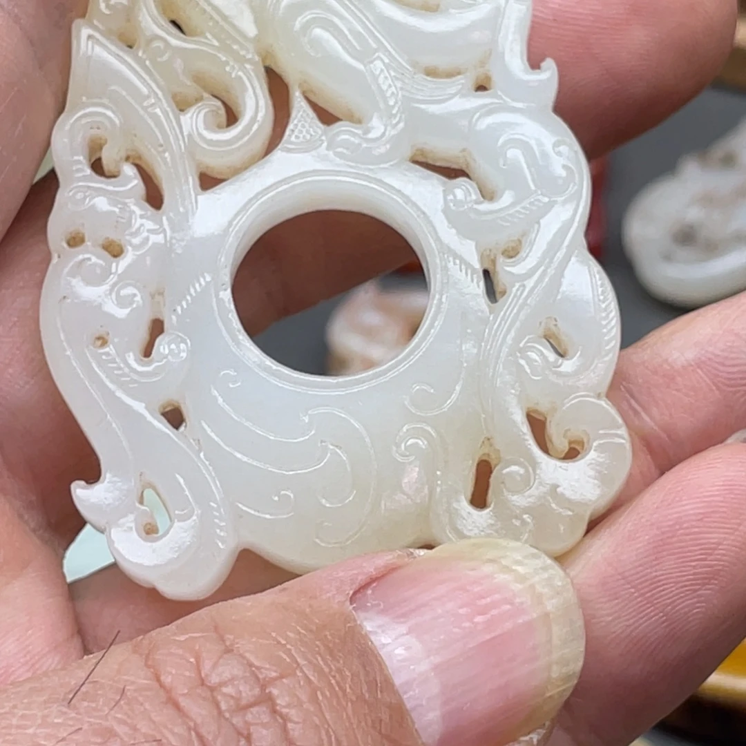 阿***伟和田玉未镶嵌颈饰