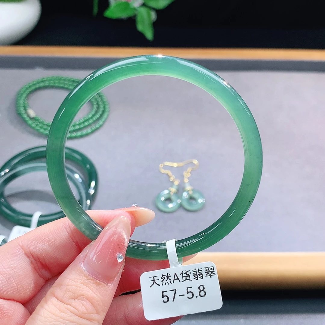 未镶嵌手镯（圆镯）翡翠