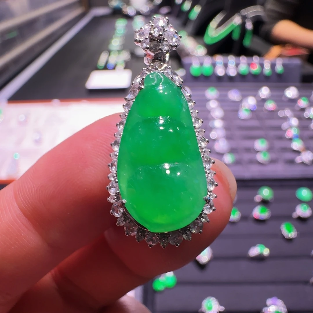 翡翠18K金镶嵌颈饰