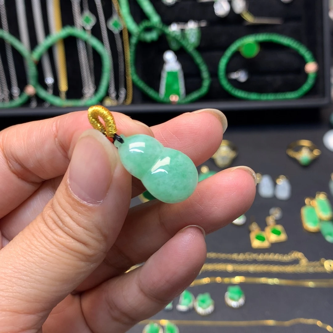 翡翠未镶嵌颈饰有纹