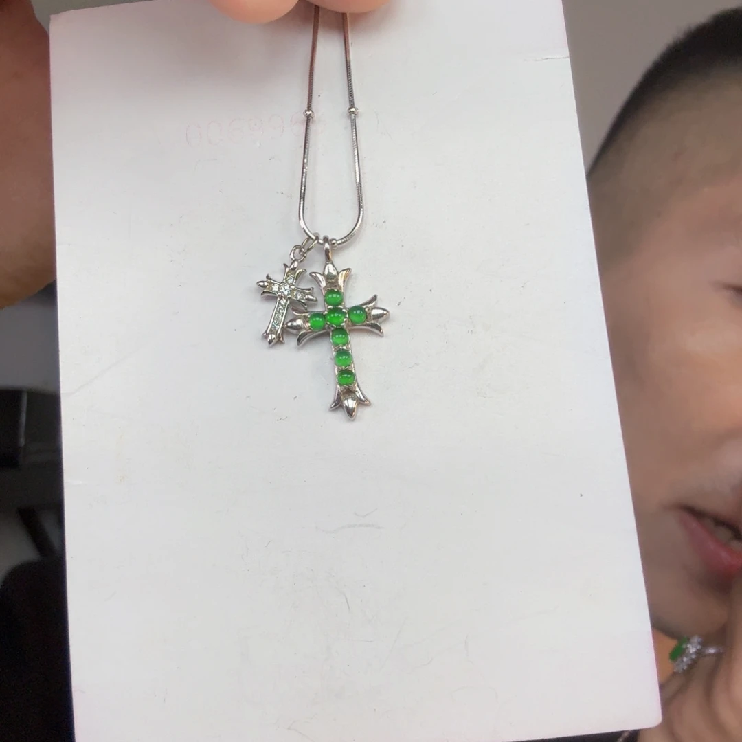 翡翠未镶嵌颈饰一件