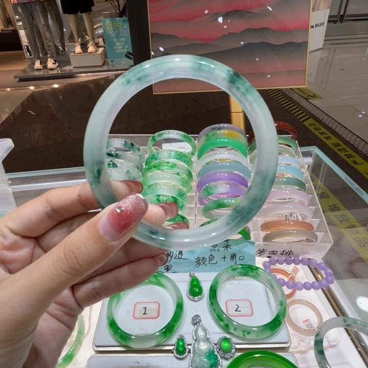 翡翠手镯未镶嵌翡翠手镯