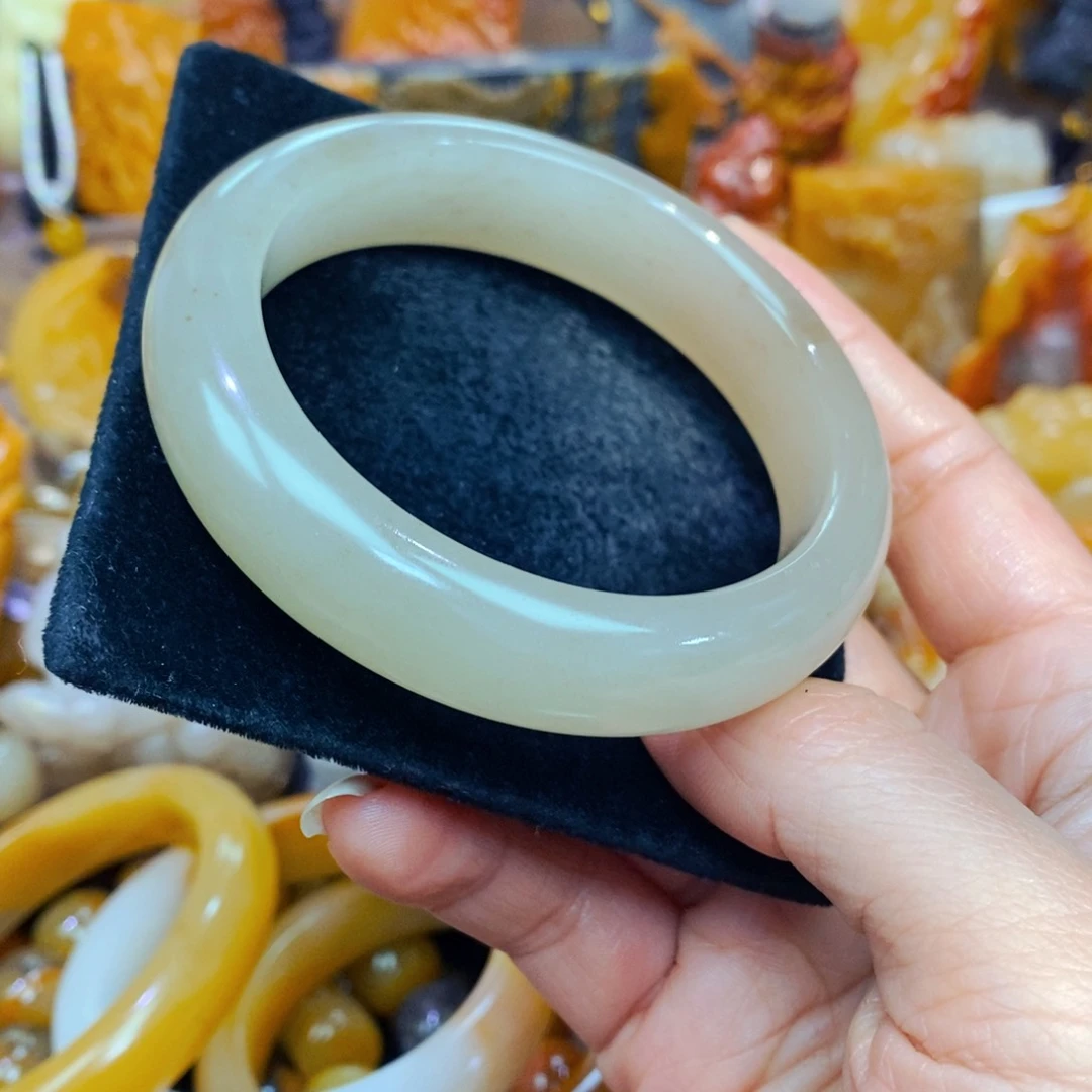 未镶嵌石英质玉（黄龙玉）颈饰