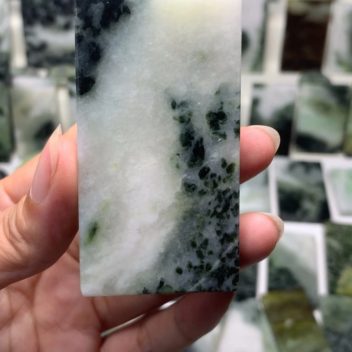 独山玉未镶嵌颈饰