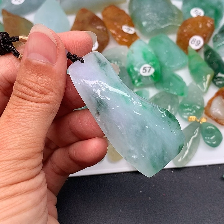 翡翠未镶嵌颈饰随型