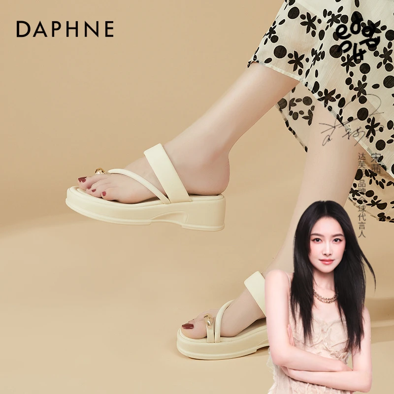 达芙妮平底凉拖鞋女夏季外穿2025新款露趾沙滩人字拖套趾罗马凉鞋