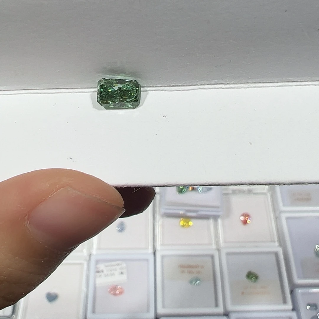 合成钻石裸石单证书1ct雷迪恩艳彩绿