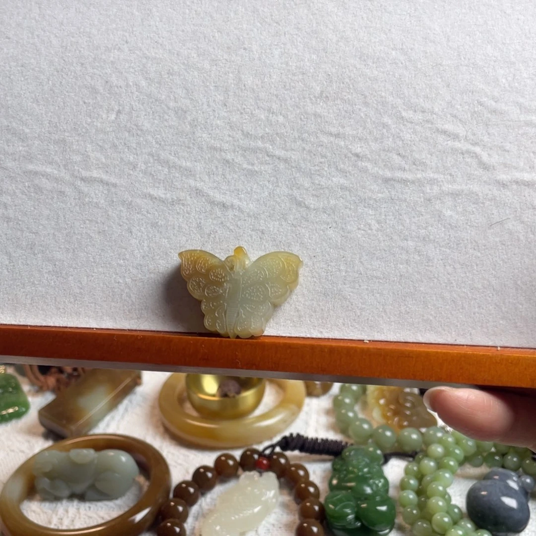 和田玉未镶嵌颈饰糖白蝴蝶