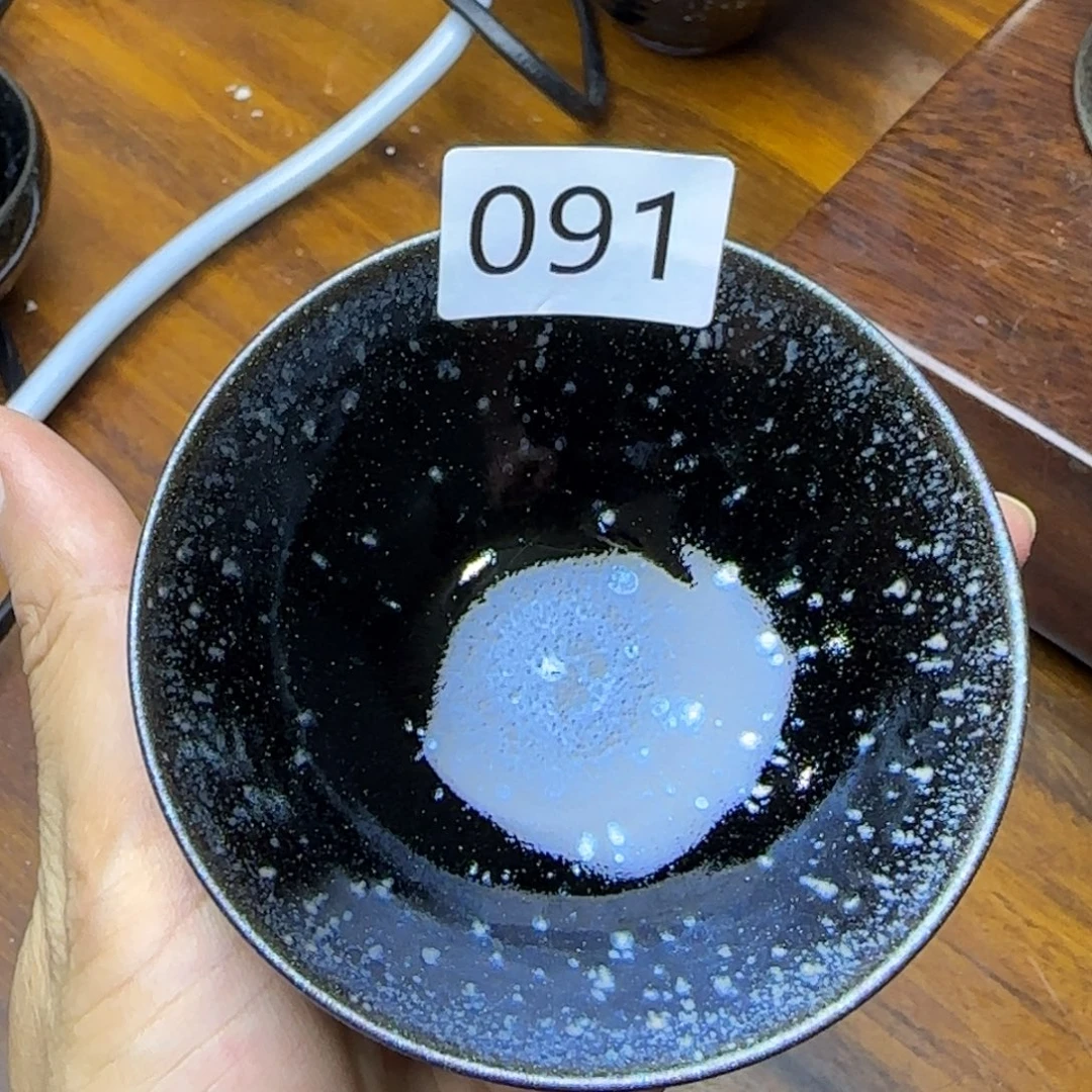 茶盏玲珑剔透的建盏