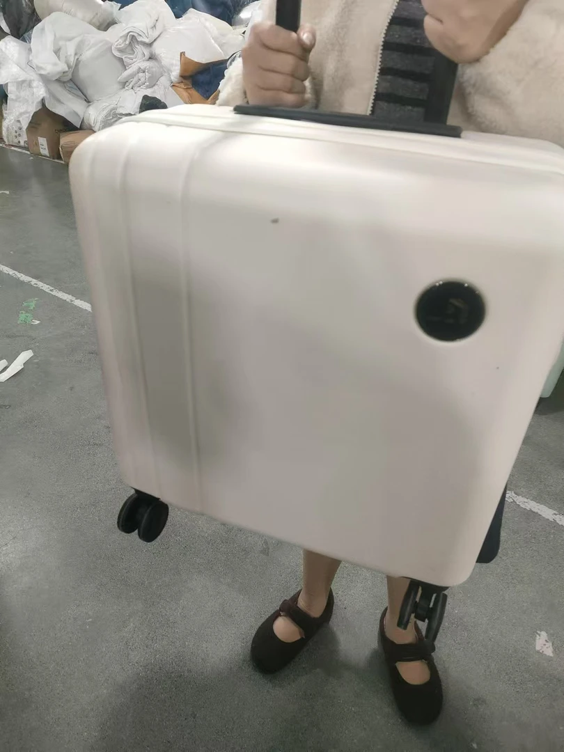 白色拉链款行李箱18寸43*21*29  重量 3.3Kg