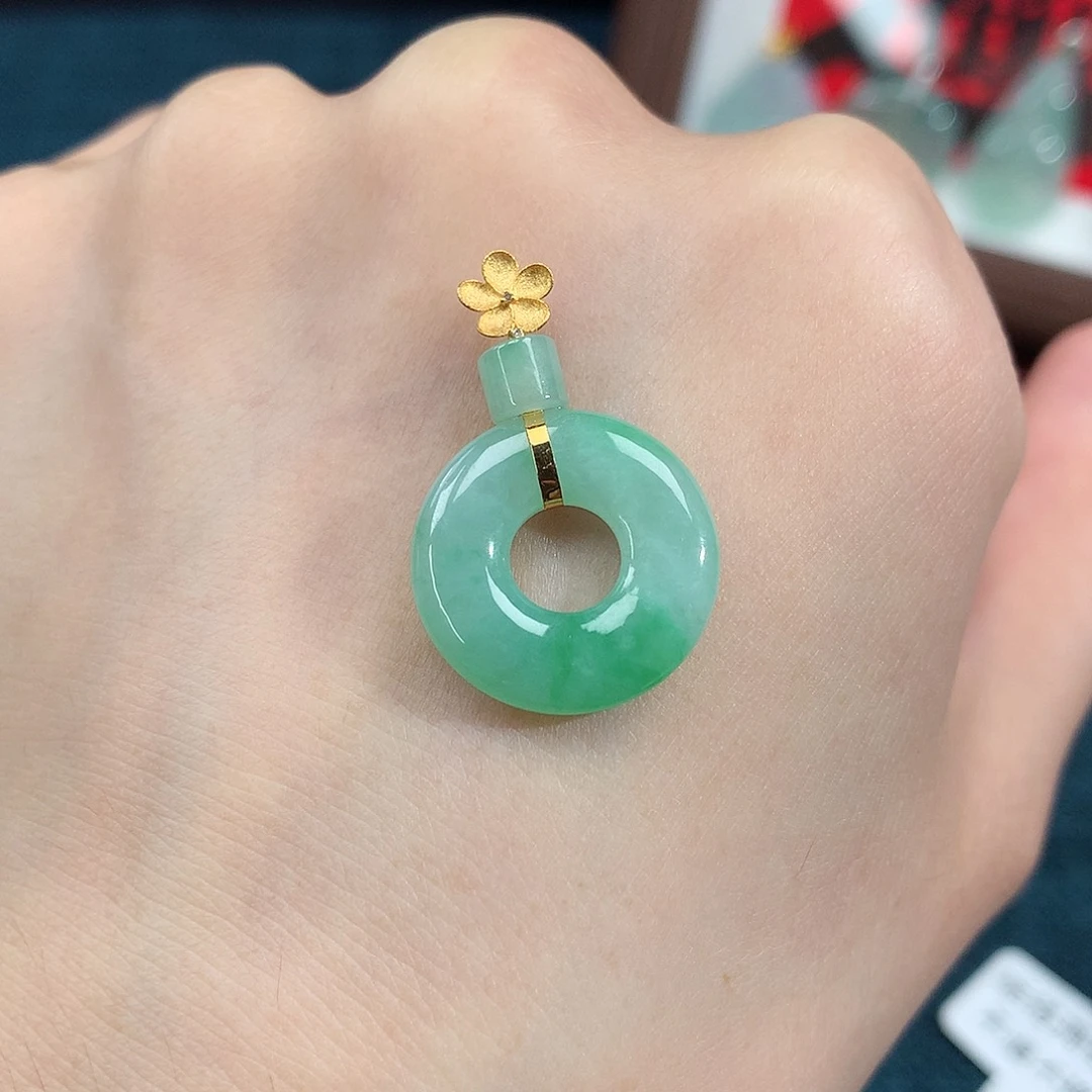 颈饰18K金镶嵌翡翠