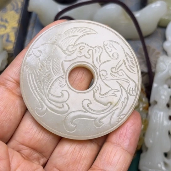 阿***丁和田玉未镶嵌颈饰