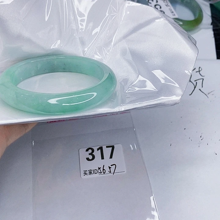 翡翠未镶嵌手镯一图一物实物为准（微瑕处理）