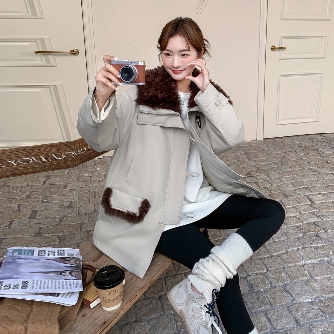 羊羔毛拼接牛角扣羽绒服女冬季新款2025超好看90白鸭绒工装厚外套