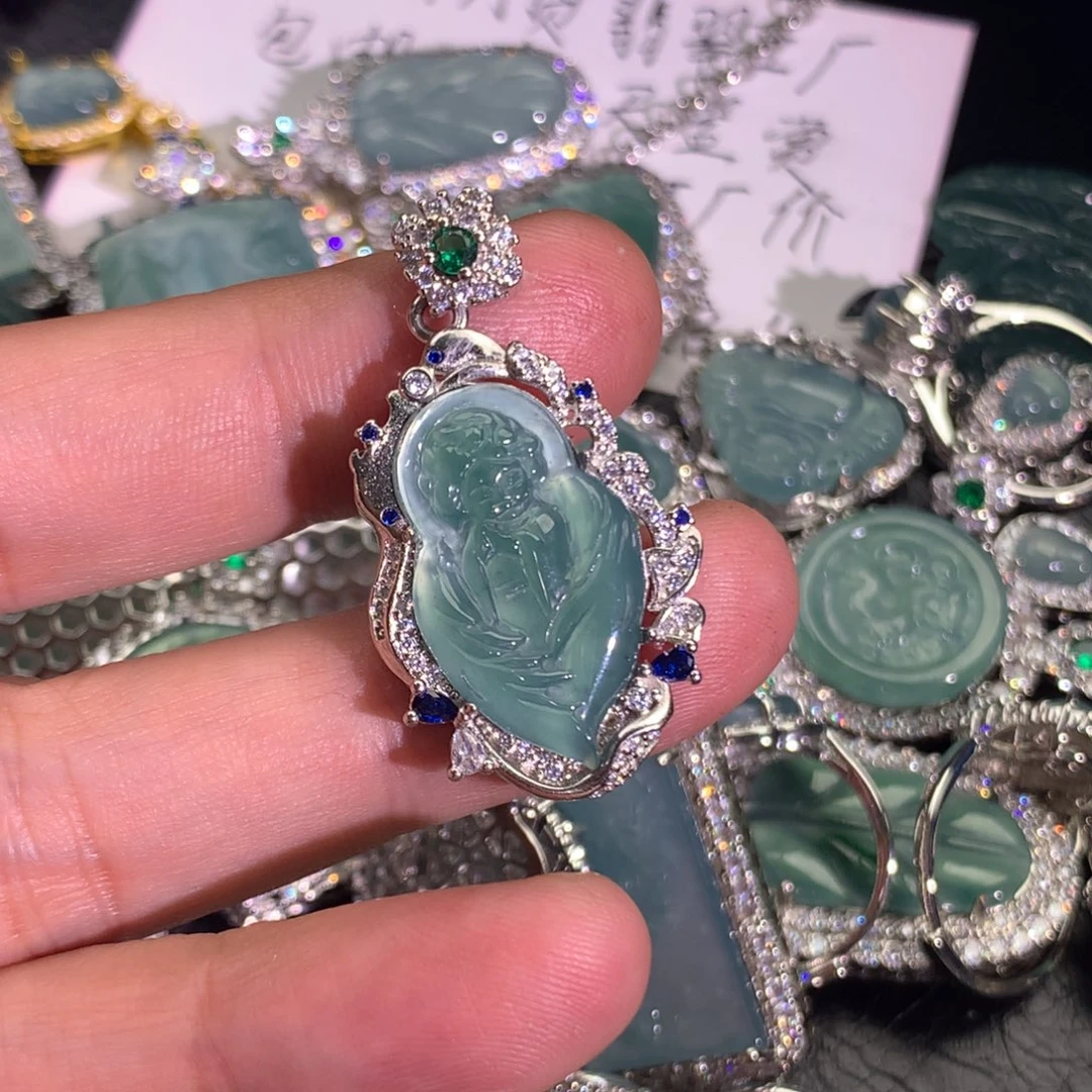 翡翠颈饰未镶嵌天使