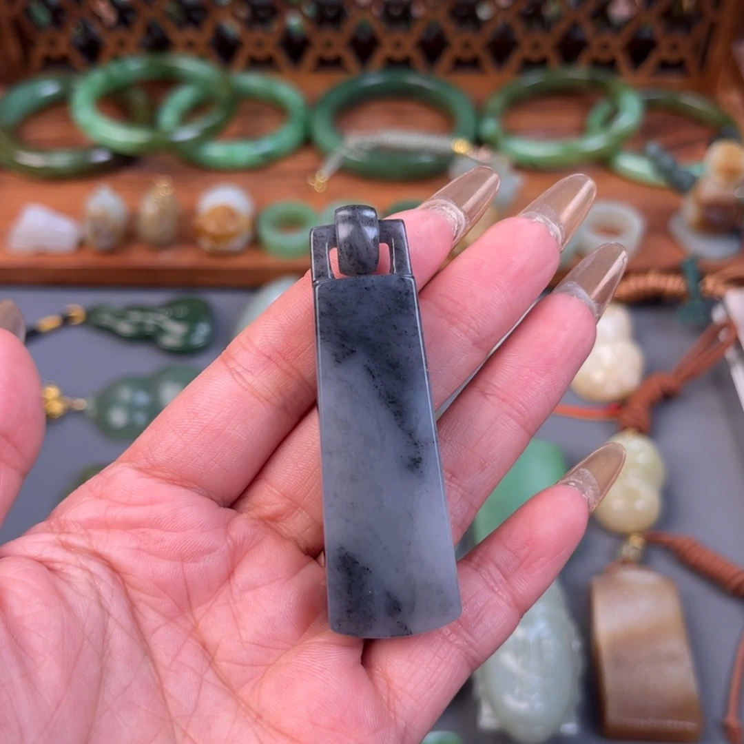 l***a和田玉（糖玉）未镶嵌颈饰