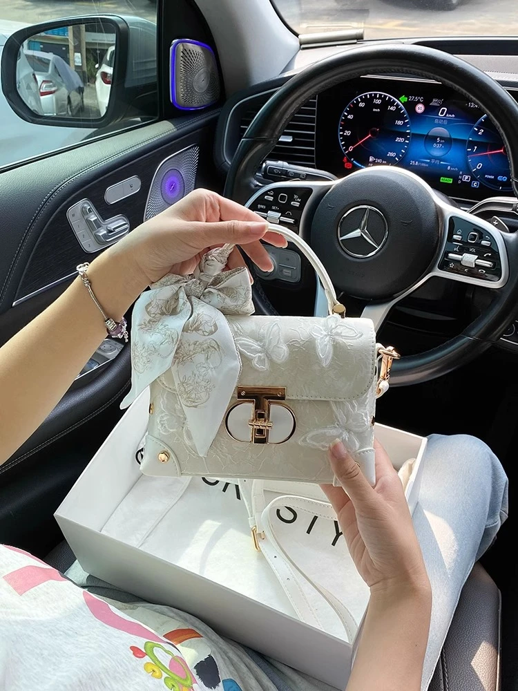 SKT STY今年流行芭蕾风盒子包包女2025春季新款爆款刺绣小方包