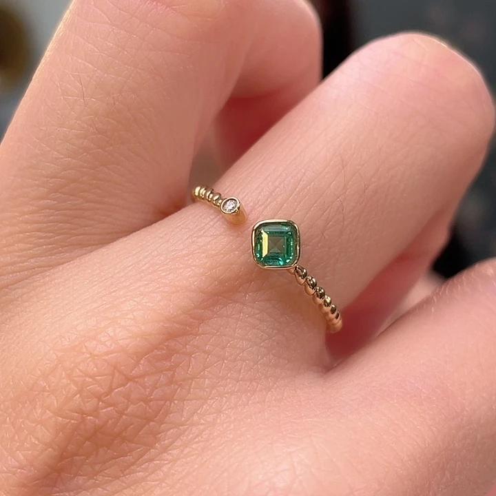 18K金镶嵌祖母绿戒指