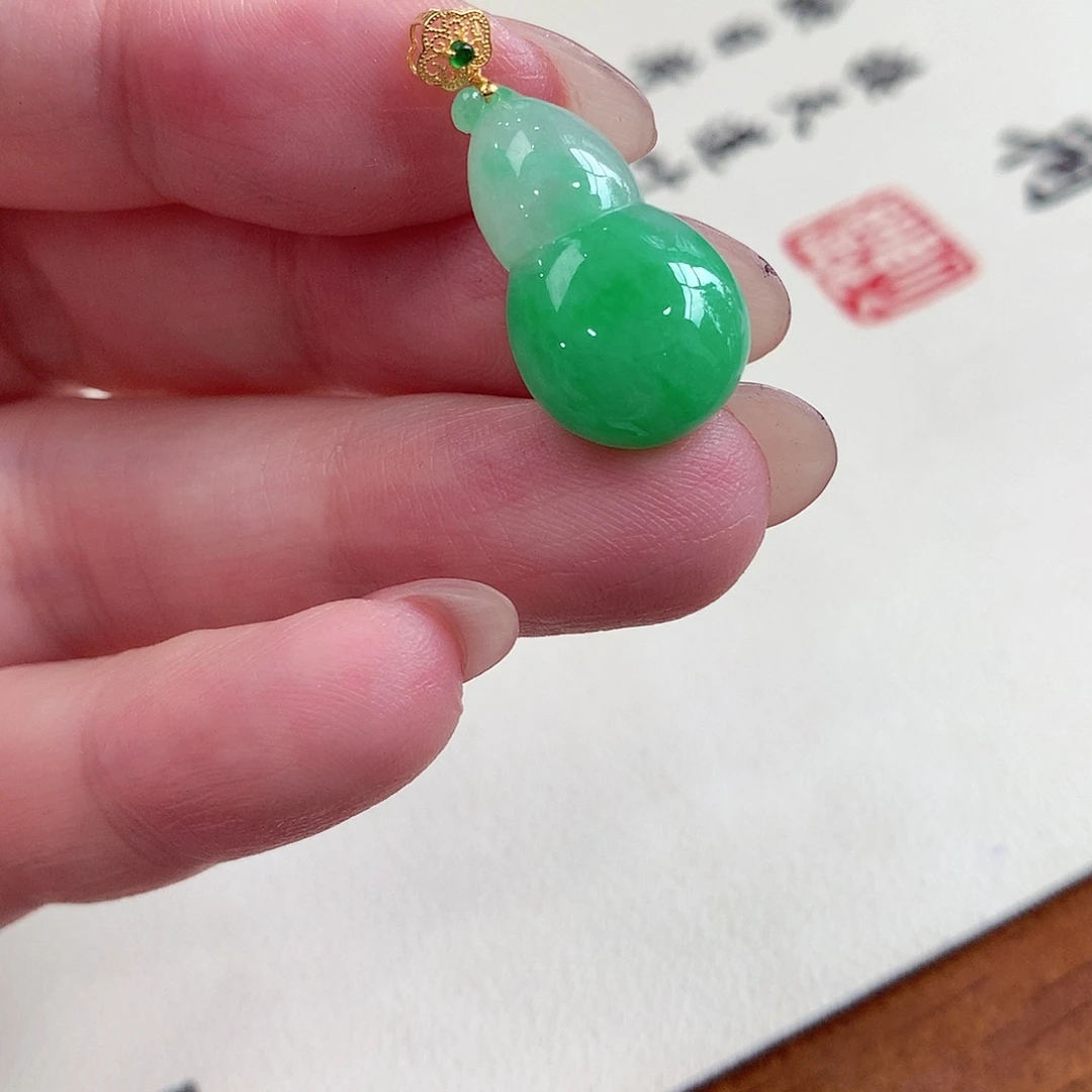 翡翠18K金镶嵌颈饰吊坠