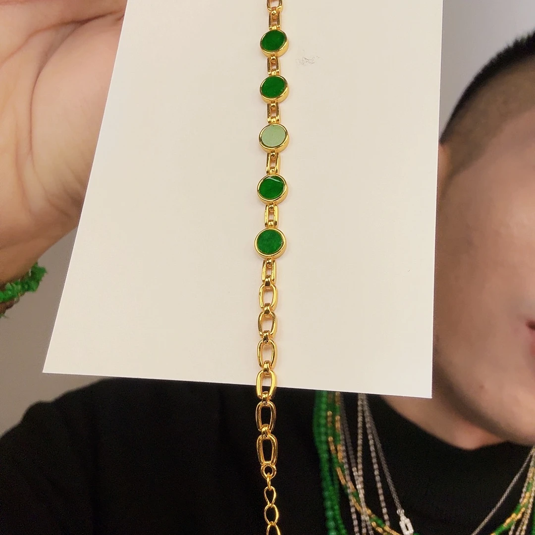 翡翠未镶嵌颈饰一件