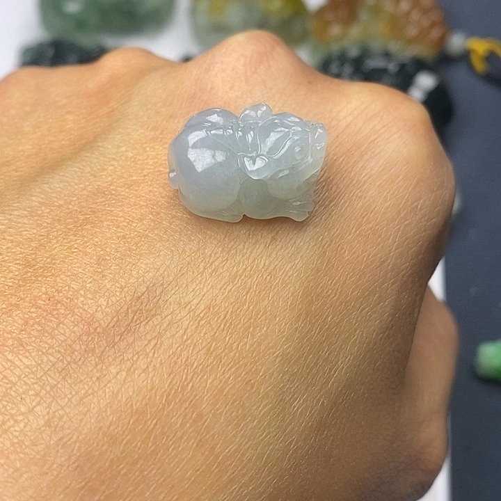万***米翡翠未镶嵌颈饰前后孔