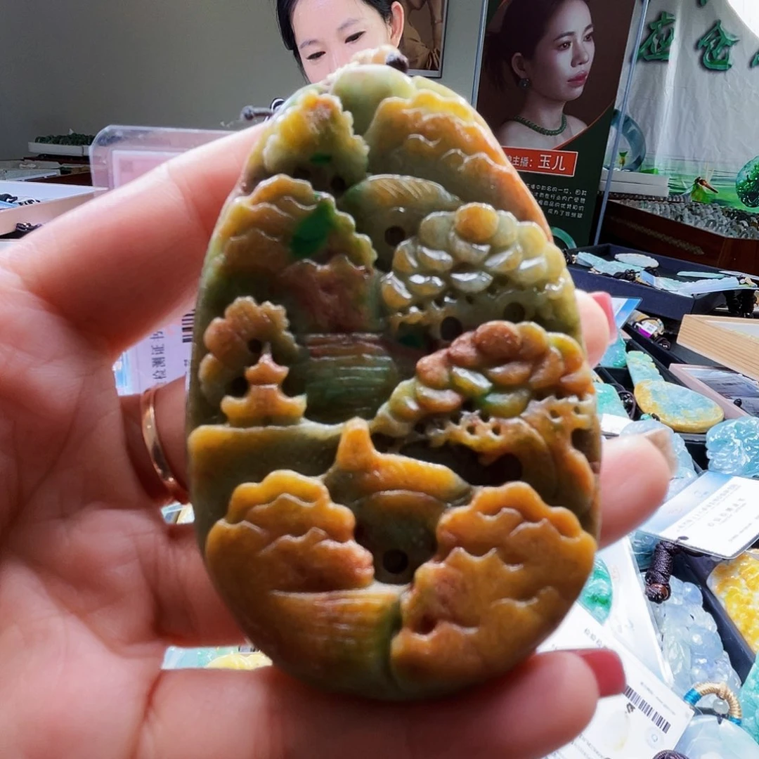 翡翠未镶嵌颈饰一个