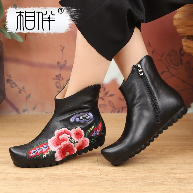 相伴【俏美人】真皮复古国风刺绣女士短靴中老年秋冬妈妈鞋53341