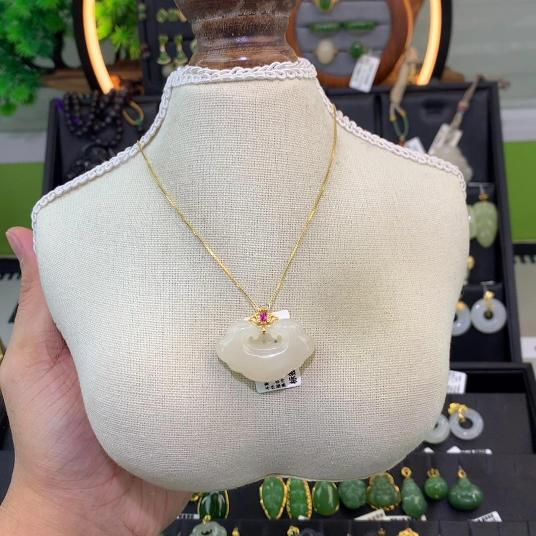 和田玉18K金镶嵌吊坠(赠链)