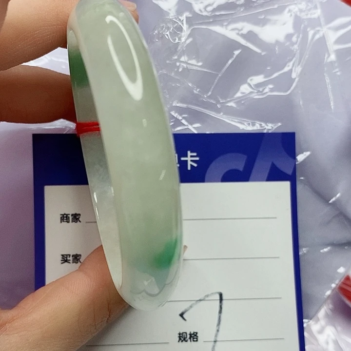 翡翠手镯未镶嵌翡翠